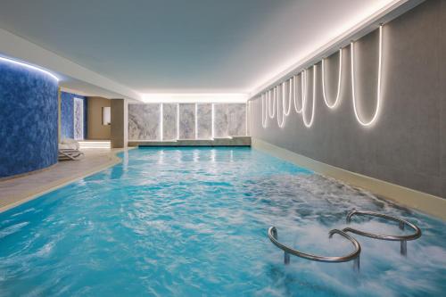 uma piscina com água azul num quarto de hotel em Grand Hotel Villa Serbelloni - A Legendary Hotel em Bellagio