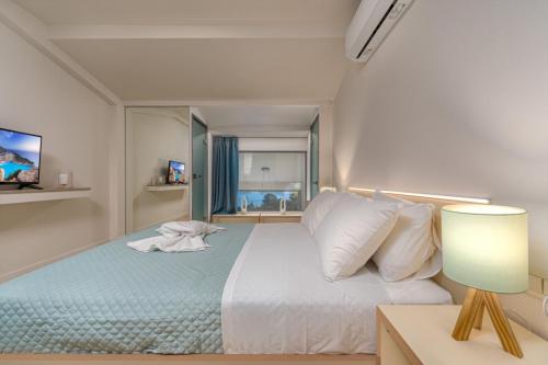 a bedroom with a large bed and a lamp at Lente vivus in Marathias