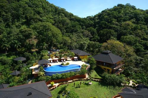 widok z powietrza na ośrodek z basenem w obiekcie Eco Boutique Hotel Vista Las Islas Reserva Natural w mieście Paquera