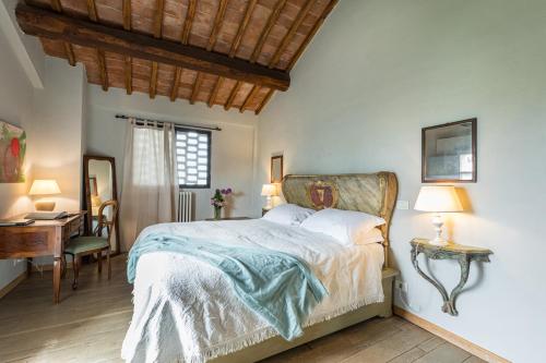 a bedroom with a bed and a desk and a table sidx sidx sidx at Casa vacanze Aurora in Isola d'Arbia