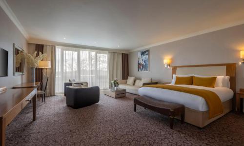 高威的住宿－索爾特西爾酒店，大型酒店客房设有一张大床和一张书桌