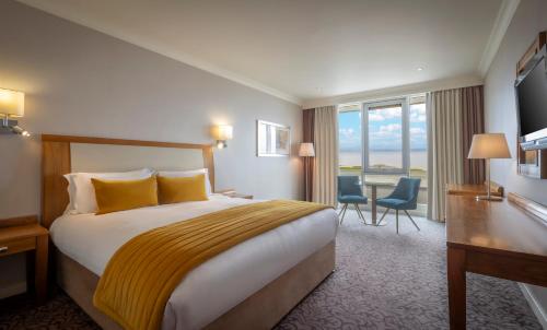 Postel nebo postele na pokoji v ubytování Salthill Hotel
