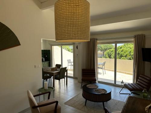 un salon avec une table et une salle à manger dans l'établissement Le batelier, à Aigues-Mortes