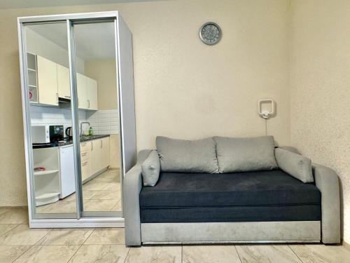 a living room with a couch and a mirror at Апартаменты возле ЖД вокзала in Kyiv