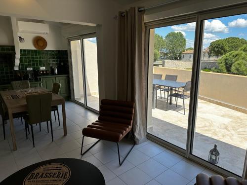 une cuisine et une salle à manger avec vue sur un patio dans l'établissement Le batelier, à Aigues-Mortes