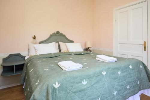 una camera da letto con un letto e due asciugamani di Blankaholmsgastgiveri a Blankaholm