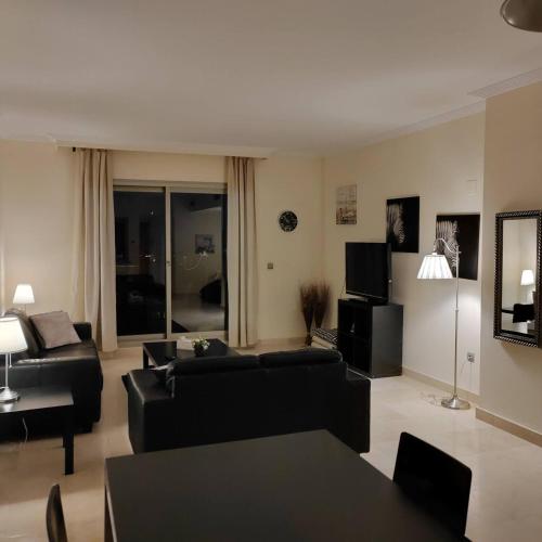 2 Bed Flat-Sleeps4-Pets-Pool-Parking-GolfClub