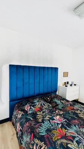 - un lit avec une tête de lit bleue dans l'établissement Good Vibe, à Limoux