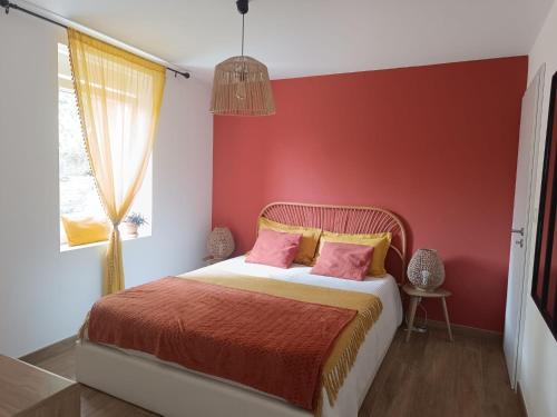 Кровать или кровати в номере La Grange aux fées Amnéville