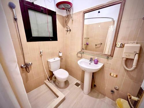 uma casa de banho com um WC e um lavatório em Masaya Hurghada Rooms em Hurghada