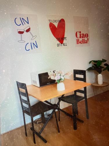 d'une table avec un ordinateur portable. dans l'établissement Appartement ensoleillé, calme rue Jonquoy, 14e arrondissement, à Paris