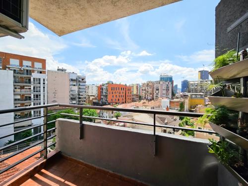een balkon met uitzicht op een stad bij Modern Flat In Tirana Center in Tirana