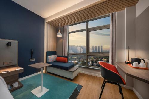 een hotelkamer met uitzicht op de stad bij Holiday Inn Express Beihai Silver Beach, an IHG Hotel in Beihai