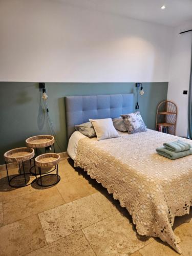 - une chambre avec un grand lit et 2 tables dans l'établissement Maison en pierres, à Porto-Vecchio