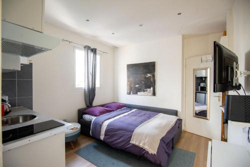 a small bedroom with a bed and a sink at Havre de paix entre Paris et CDG in Le Blanc-Mesnil