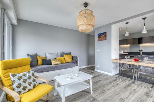 un salon avec un canapé et une table dans l'établissement Le Central Park, à Annecy