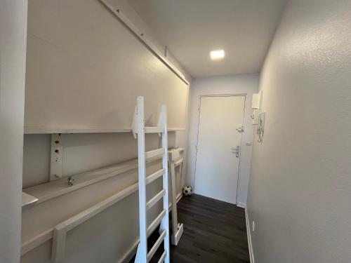 une chambre avec des étagères et un couloir avec une porte dans l'établissement President22B5, à Le Touquet-Paris-Plage