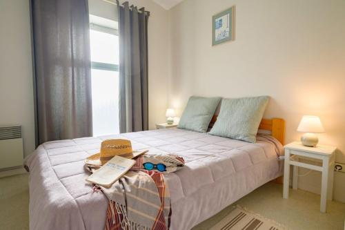 une chambre avec un grand lit avec une fenêtre dans l'établissement Apartment with 3 windows overlooking the port of St Martin de Ré, à Saint-Martin-de-Ré