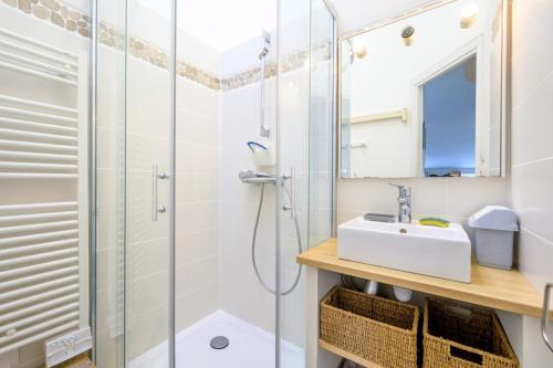 une salle de bain avec douche et lavabo dans l'établissement Apartment with 3 windows overlooking the port of St Martin de Ré, à Saint-Martin-de-Ré