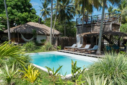 eine Villa mit einem Pool und einem Resort in der Unterkunft Vila do Junco in Santo Amaro