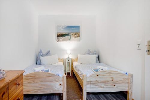 Habitación con 2 camas individuales y escritorio. en Bungalow - Bark Sedov, Bgl 2, en Dranske