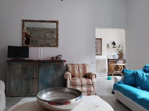 a living room with a couch and a bowl on a table at Casa Sole di Toscana con 5 camere, grande terrazza panoramica, giardino e vasca relax idromassaggio in Monterotondo