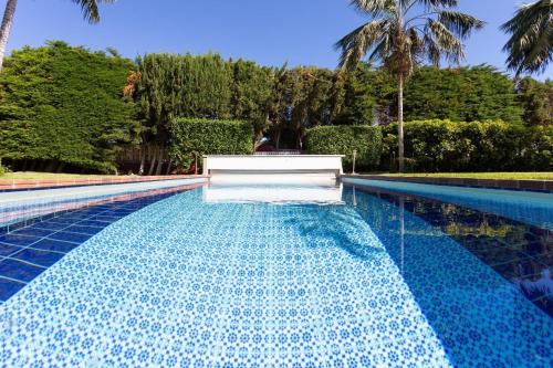 ein Pool mit blauen Fliesen an der Seite in der Unterkunft San Benito - spektakuläres Haus mit Privatpool für bis zu 13 Gäste in Los Realejos