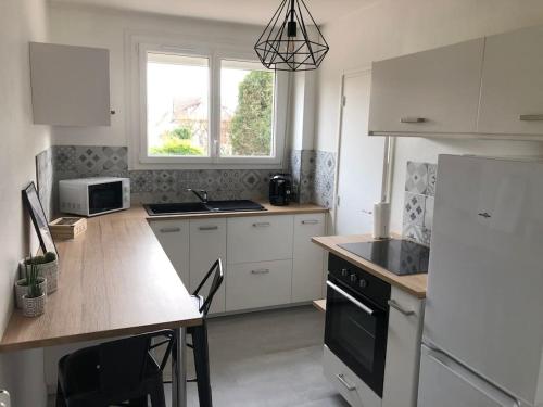 Kuchyň nebo kuchyňský kout v ubytování Appartement clés en main