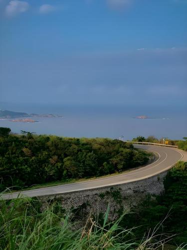 an empty road on the side of a hill at Pinxiayuan Apartment in Lvcheng Resort in Zhoushan