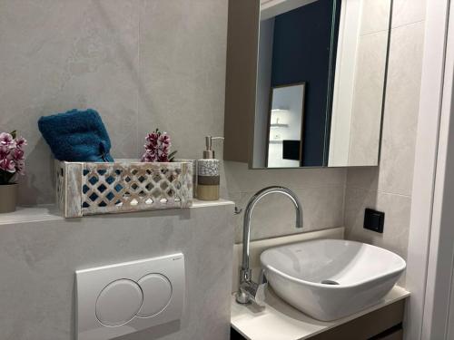 Thessalonian Suite II - 2 Steps from Whiter Tower
