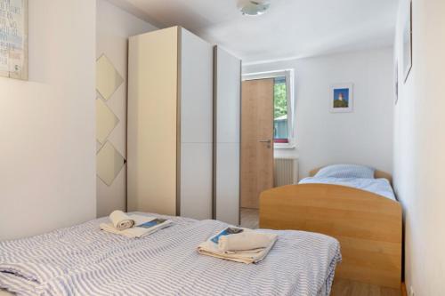 1 dormitorio con 2 camas y vestidor en Bungalow 'zur Möwe' - Bgl 22, en Dranske