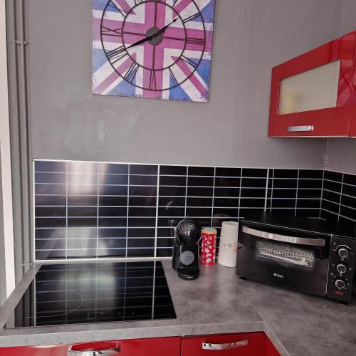 une cuisine avec un comptoir avec un micro-ondes dans l'établissement Studio Saint Pierre, à Ault