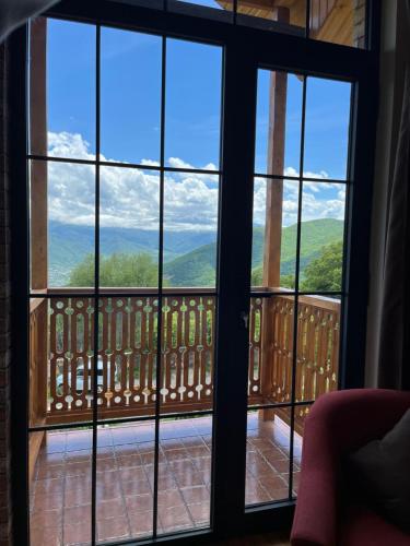 La ventana de la sala de estar ofrece vistas a la montaña. en Berkri Gastro Yard & Guest House, en Yenokavan