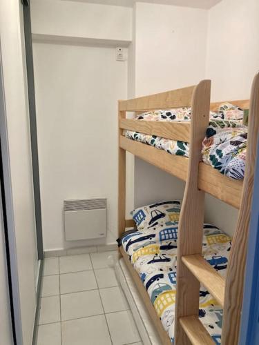 une chambre avec deux lits superposés dans une pièce dans l'établissement Les Myriades Hardelot, à Neufchâtel-Hardelot