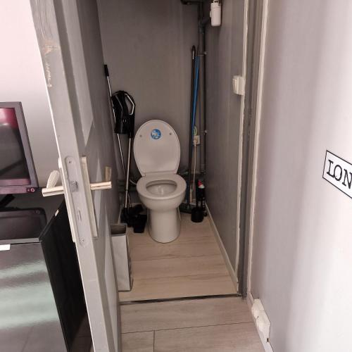 Elle comprend une petite salle de bains pourvue de toilettes. dans l'établissement Studio Saint Pierre, à Ault