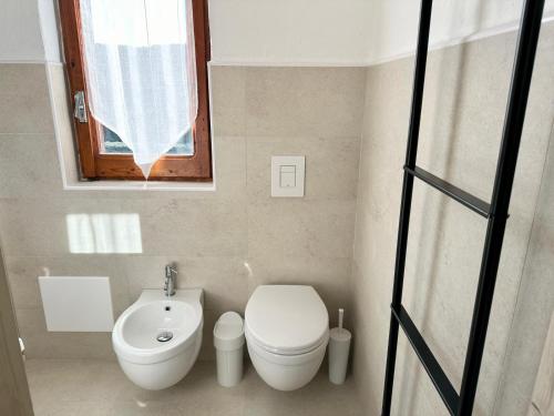 a small bathroom with a toilet and a sink at Rena Majore in vacanza in Rena Majore