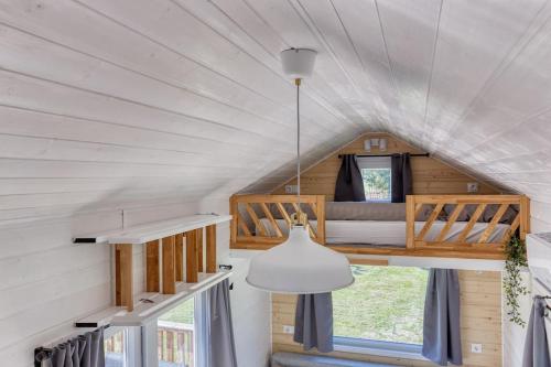 Postel nebo postele na pokoji v ubytování Rode Tiny House met zwembad