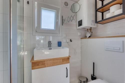 Koupelna v ubytování Rode Tiny House met zwembad