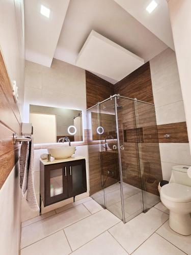 een badkamer met een douche, een toilet en een wastafel bij Apartamento SamSay I in Cartago