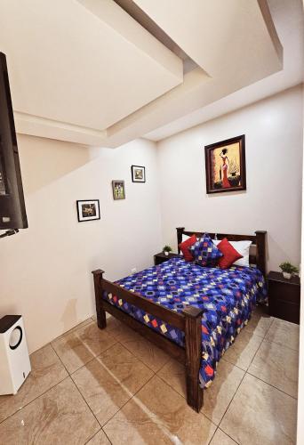 1 dormitorio con 1 cama en una habitación en Apartamento SamSay I en Cartago