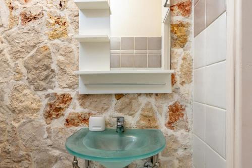 une salle de bain avec un lavabo vert et un miroir dans l'établissement Villa Cornelia by Ionian Sea Hospitality, à Trapezaki