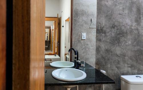 ein Badezimmer mit zwei Waschbecken auf der Theke in der Unterkunft Casa Mar Self Jeri in Jericoacoara