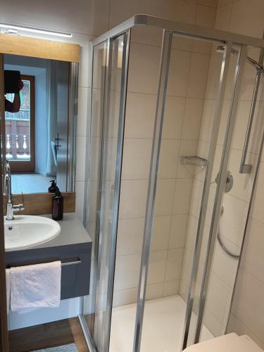 y baño con ducha y lavamanos. en Landgasthof Dorfstadl, en Kössen