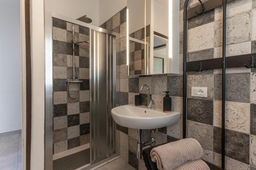 a bathroom with a sink and a shower at Casamina vista lago Verbania in Arizzano