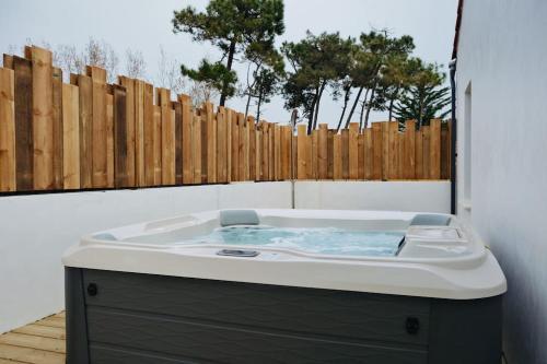 Sous les pins avec SPA et accès privé à la plage