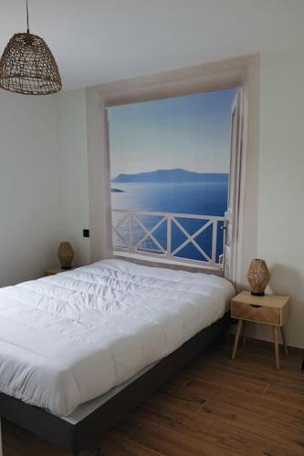 une chambre avec un lit avec vue sur l'océan dans l'établissement Sous les pins avec SPA et accès privé à la plage, à Saint-Hilaire-de-Riez