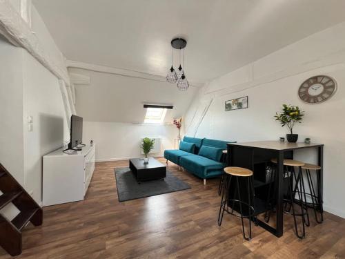 un salon avec un canapé et une table dans l'établissement Loft de Villeneuve - 6 Pers, à Villeneuve-sur-Yonne