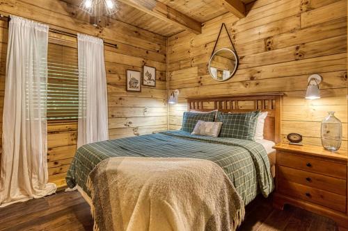 Ένα ή περισσότερα κρεβάτια σε δωμάτιο στο Moonrise Cabin- Hot Tub, Arcade, 560 FREE tickets each paid day!!!