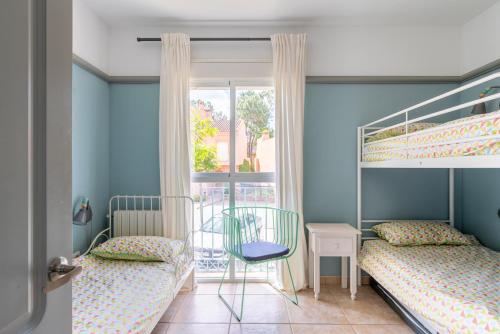 - une chambre avec 2 lits superposés et une fenêtre dans l'établissement ALTAVISTA ISLANTILLA GOLF by MSHOLIDAYS, à Islantilla