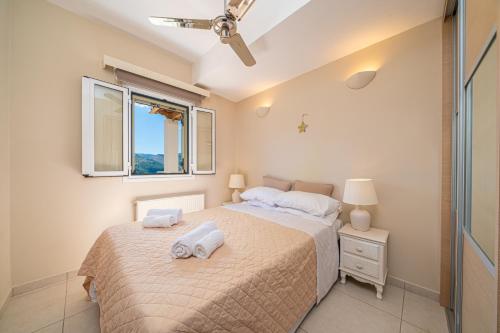 Кровать или кровати в номере Villa Levanta Agia Efimia Ayia Evfimia Kefalonia